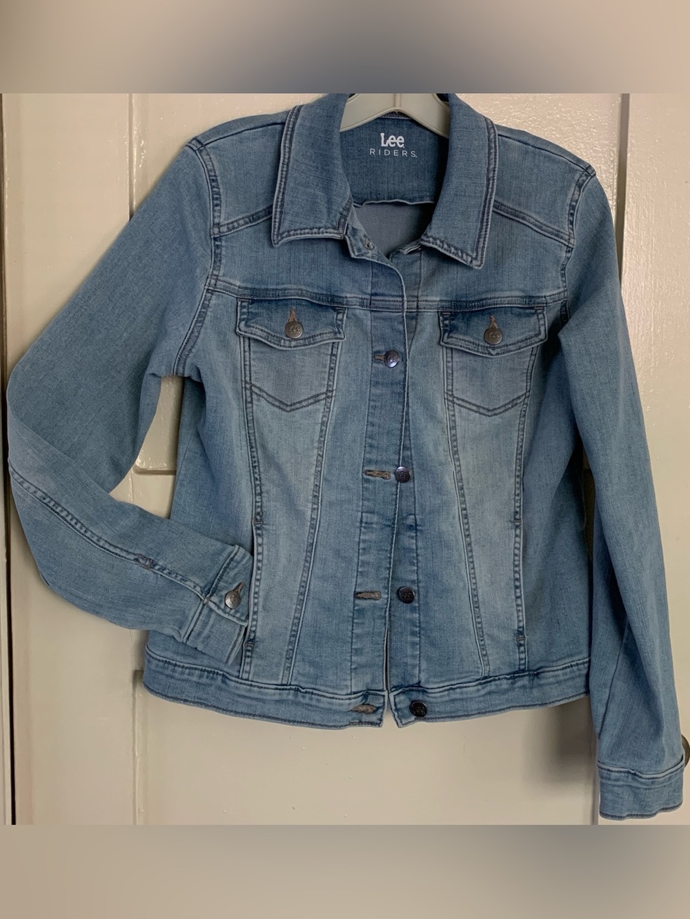 Lee Riders Stretch Denim Jacket Antique-Style Buttons Figure Hugging 4 Pockets